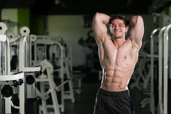 Retrato de um jovem musculoso fisicamente apto — Fotografia de Stock