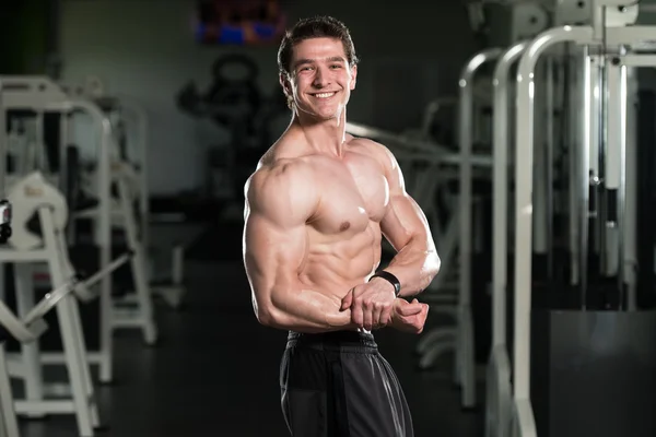 Bodybuilder in Seitenbrustpose — Stockfoto