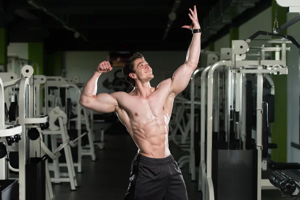 Retrato de un joven musculoso físicamente en forma — Foto de Stock