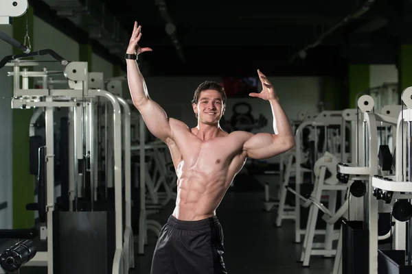 Retrato de un joven musculoso físicamente en forma —  Fotos de Stock