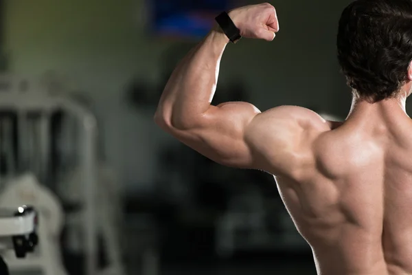 Närbild dubbel biceps pose — Stockfoto