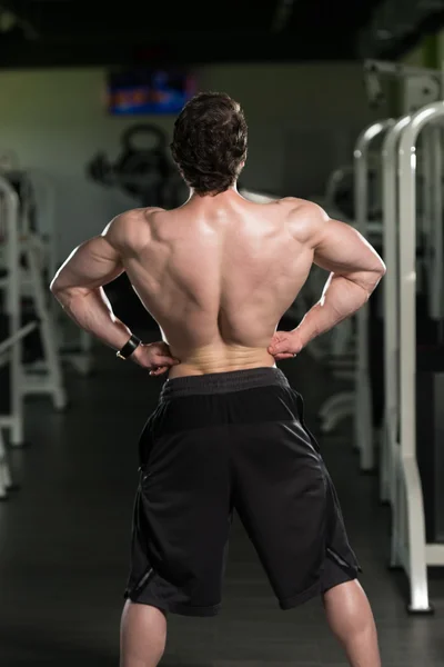 Bodybuilder in Front-Lat-Spread-Pose — Stockfoto