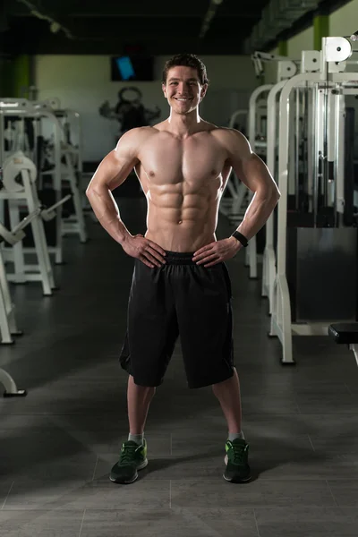Muscular Man Flexing Muscles In Gym — Stock Photo, Image
