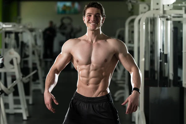 Hombre sano con paquete de seis —  Fotos de Stock