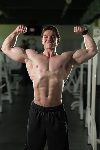 Bodybuilder Fitness Model Posing Double Biceps After Exercises — Stock Photo, Image