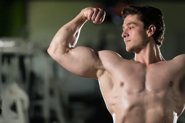 Bodybuilder Fitness Model Posing Double Biceps After Exercises — Stock Photo, Image