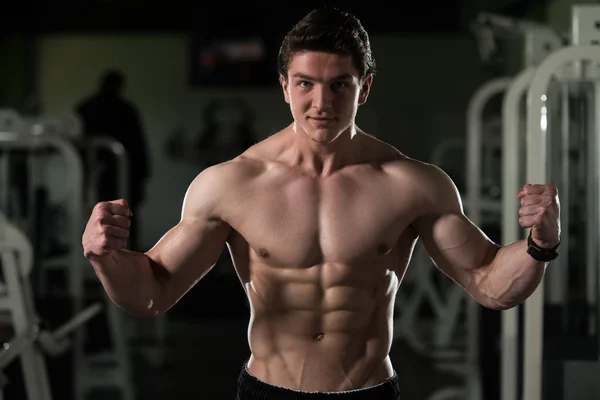 Gezonde jonge Man buigzame spieren — Stockfoto