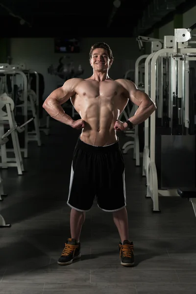 Atletik Bodybuilder Fitness Modeli Poz Egzersizleri — Stok fotoğraf