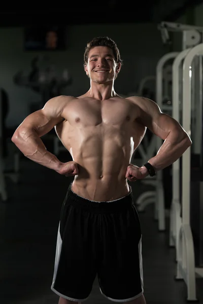 Bodybuilder utför främre Lat Spread utgör — Stockfoto