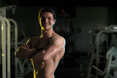 sağlıklı, kaslı, genç bir adam portresi