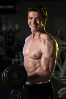 Pazı egzersiz bir spor salonunda Dumbbells ile