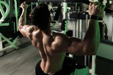 genç adam geri için ağır egzersiz yaparak