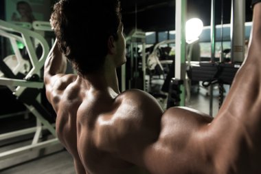 genç adam geri için ağır egzersiz yaparak