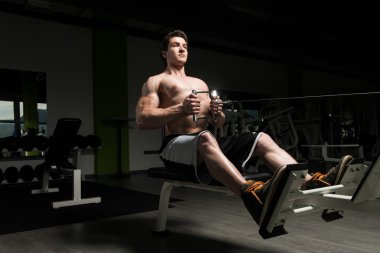 Kaslı adam arka için ağır egzersiz yaparak