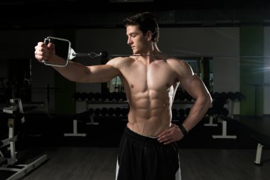 Genç bir vücut geliştirmeci dayanıklılık egzersiz