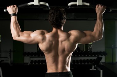 vücut geliştirmeci Pull ups en iyi sırt egzersizleri yapıyor