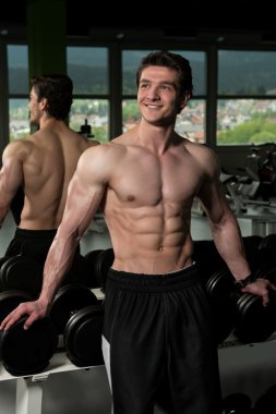 sağlıklı, kaslı, genç bir adam portresi