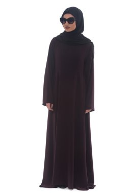 Müslüman kadının beyaz giyen hijab ve güneş gözlüğü