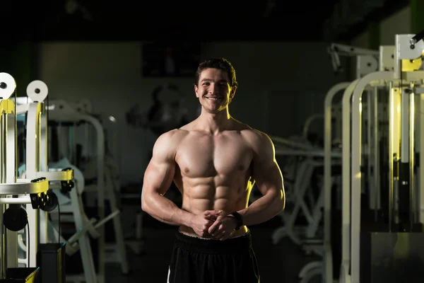 Retrato de um jovem musculoso fisicamente apto — Fotografia de Stock