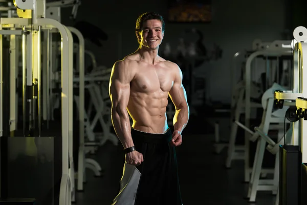 Hombre sano con paquete de seis —  Fotos de Stock