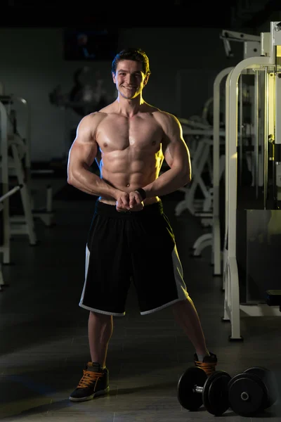 Retrato de un joven musculoso físicamente en forma —  Fotos de Stock