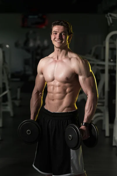 Jonge Man met halters Biceps trainen — Stockfoto
