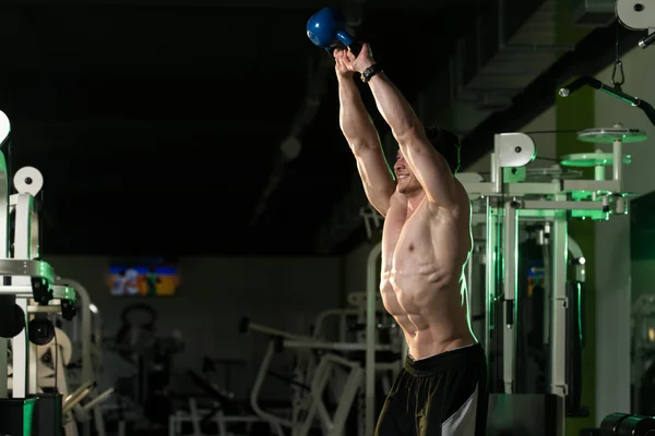 Fitness Man Using Kettlebells Inside Gym — Stock Photo, Image