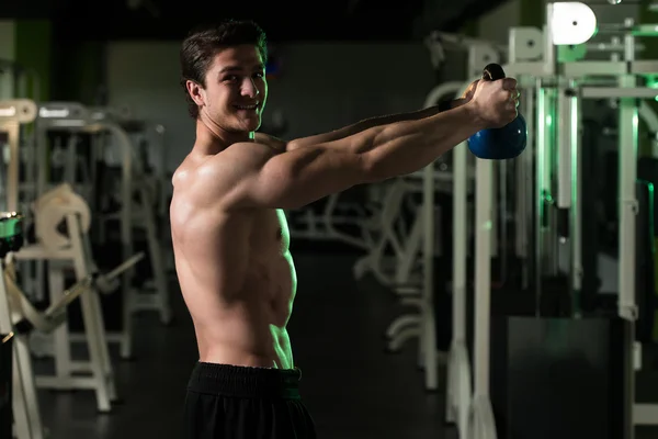 Fitness Man Using Kettlebells Inside Gym — Stock Photo, Image