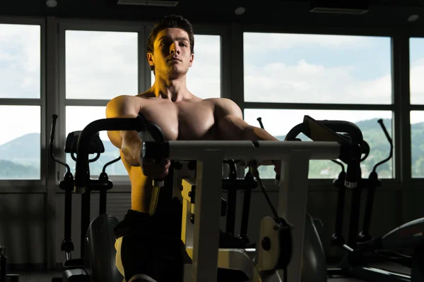 Hombre muscular haciendo ejercicio de peso pesado para la espalda —  Fotos de Stock