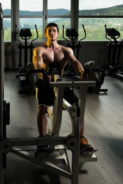 Young Man Doing Heavy Weight Exercise For Back — Stock Photo, Image