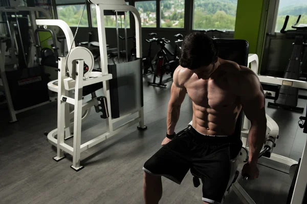 Bodybuilder Exercising Triceps On Machine — Stock Photo, Image