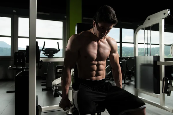 Bodybuilder Exercising Triceps On Machine — Stock Photo, Image