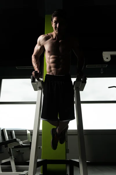 Triceps en borst oefening op parallelle staven — Stockfoto