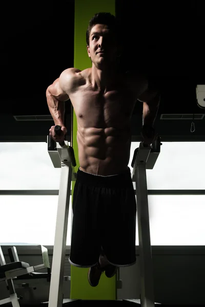 Chest And Triceps Exercise on Parallel Bars — Stock Photo, Image