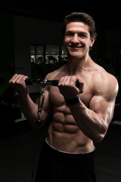 Man gör övning för Biceps på kabel maskin — Stockfoto