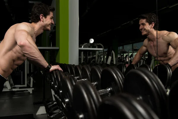 Fitness man gör armhävningar — Stockfoto