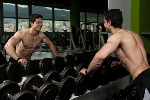 Joven haciendo flexiones —  Fotos de Stock