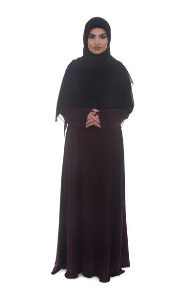 Donna araba con le braccia incrociate su sfondo bianco — Foto Stock