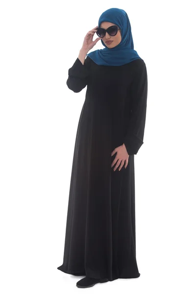 墨镜肖像的年轻穆斯林女子 — 图库照片