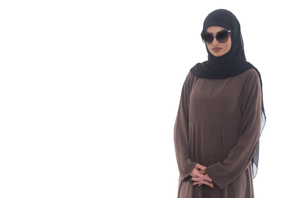 Mujer musulmana usando Hijab y gafas de sol — Foto de Stock