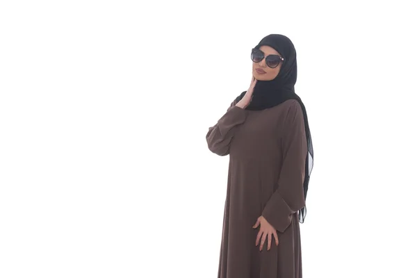 Mulher muçulmana jovem bonita com óculos de sol — Fotografia de Stock
