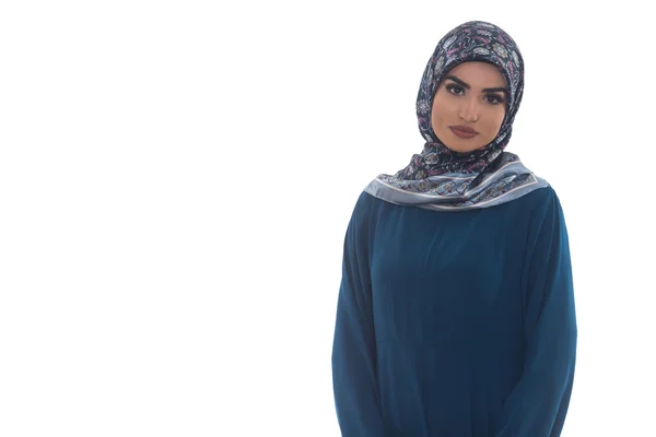 Mujer musulmana usando Hijab sobre fondo blanco — Foto de Stock