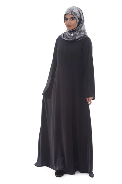 Jovem mulher muçulmana no cachecol cabeça — Fotografia de Stock