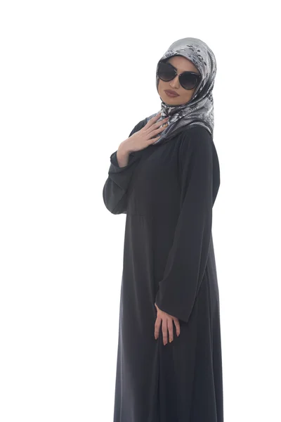 Wanita muslim muda yang cantik dengan kacamata hitam — Stok Foto