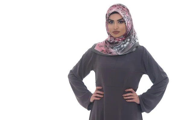 Мусульманка в хиджабе на белом фоне — стоковое фото