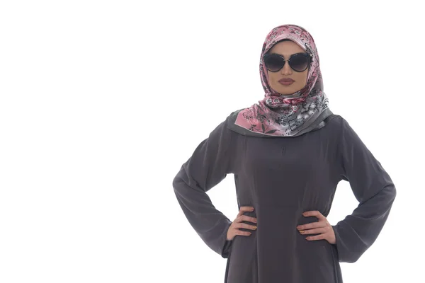 Mulher Muçulmana vestindo Hijab e óculos de sol — Fotografia de Stock