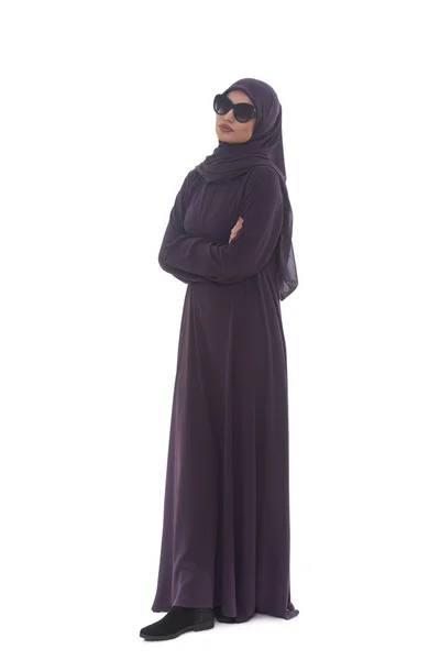 Mujer musulmana usando Hijab y gafas de sol en blanco —  Fotos de Stock