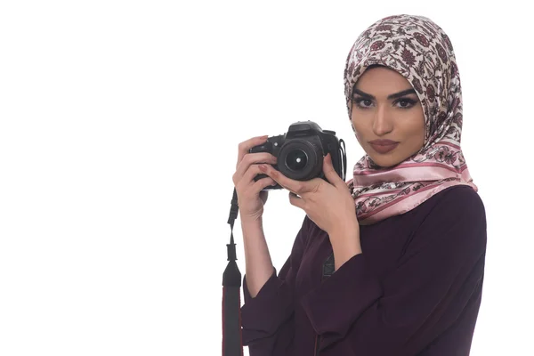 Mujer árabe usando un hiyab tomando una fotografía — Foto de Stock