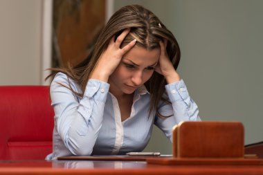 Umutsuz Yöneticisi tutuşup başında