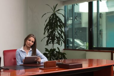 Ofiste bilgisayarla çalışan genç bir kadın.